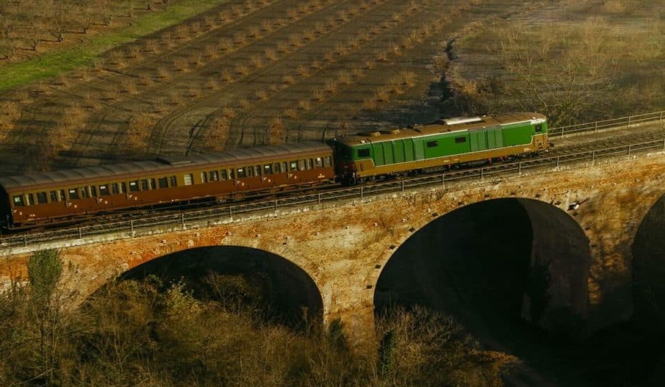 Lo sapevi che puoi fare un tour nelle Langhe a bordo di un treno storico?